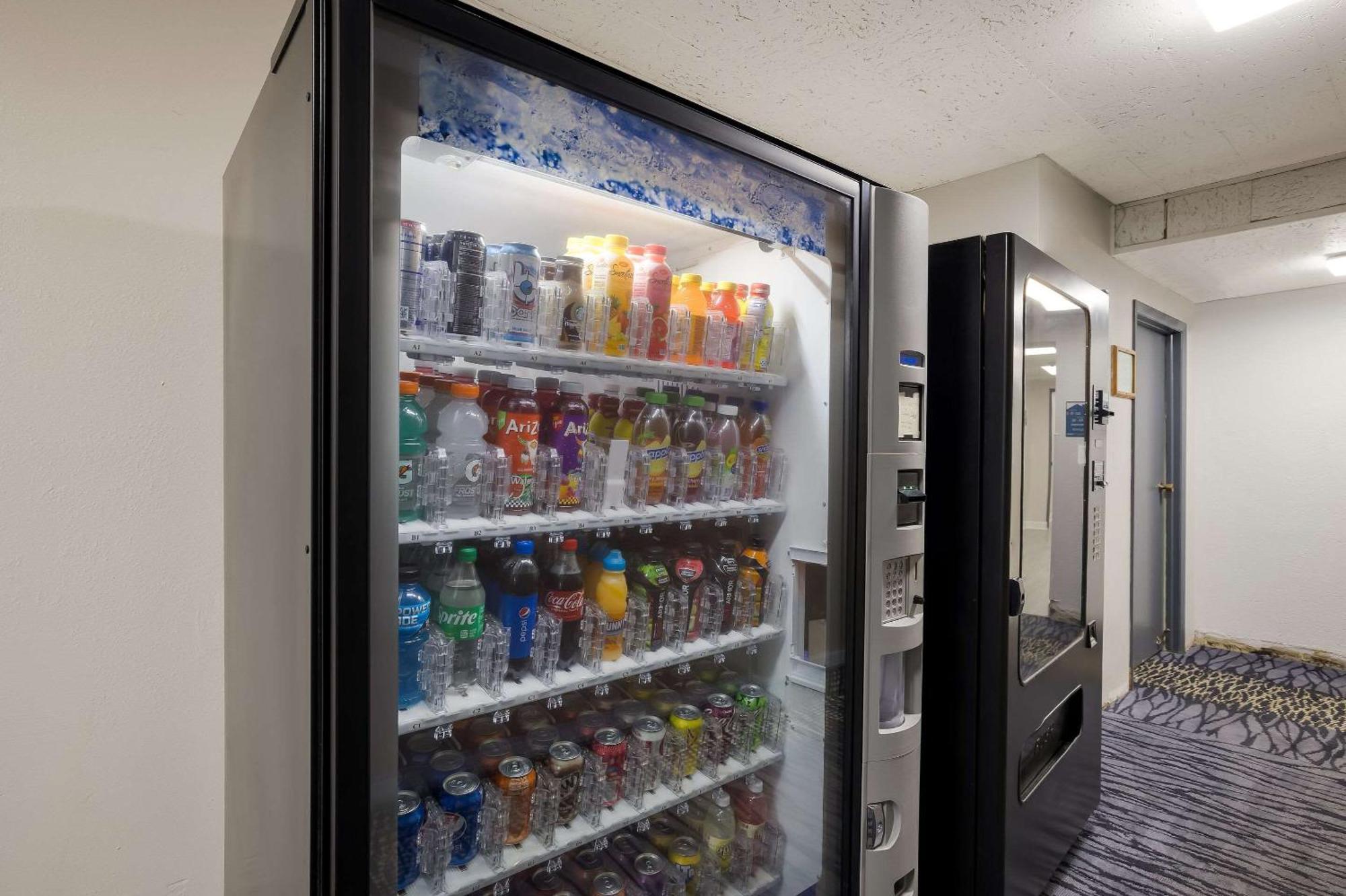Suburban Studios Milwaukee Airport Экстерьер фото