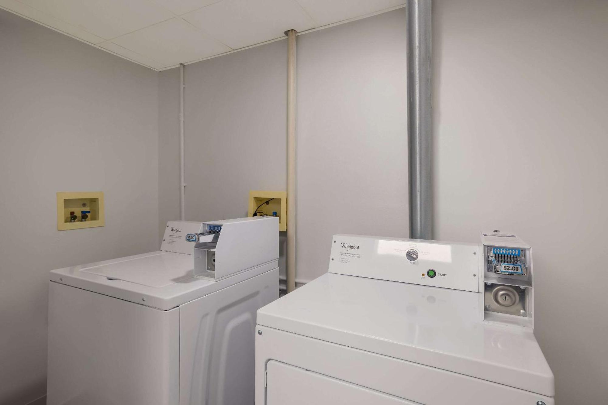 Suburban Studios Milwaukee Airport Экстерьер фото