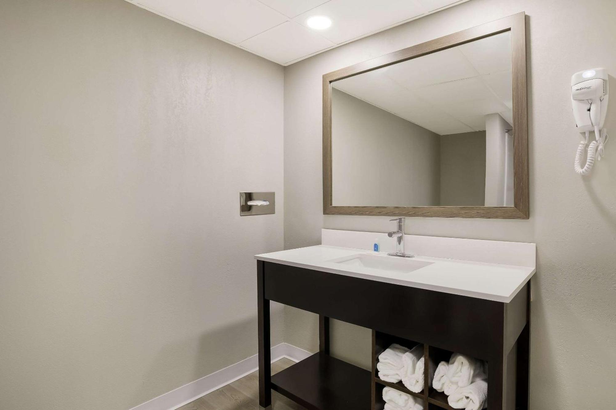 Suburban Studios Milwaukee Airport Экстерьер фото