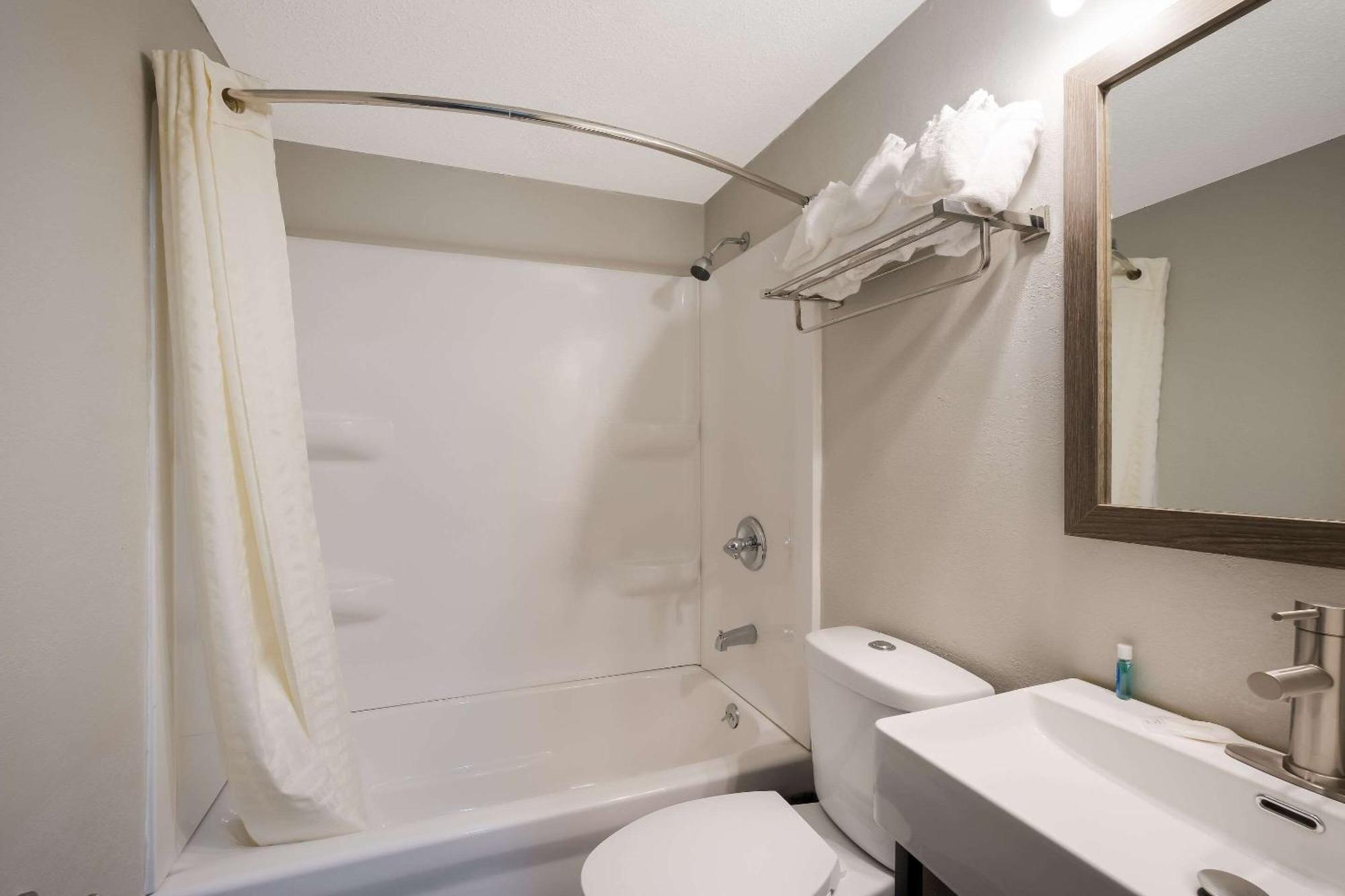 Suburban Studios Milwaukee Airport Экстерьер фото