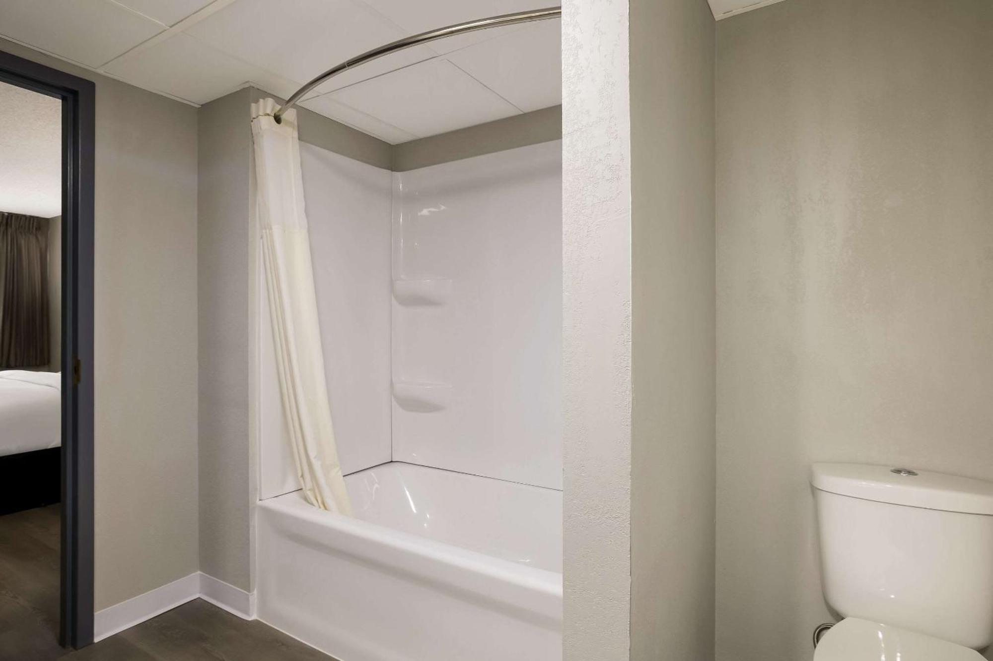 Suburban Studios Milwaukee Airport Экстерьер фото